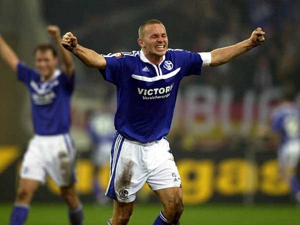 Nach sieben Jahren für Gornik Zabrze wechselte Tomasz Waldoch 1995 ins Revier. Beim VfL Bochum erwarb er sich einen Ruf als kompromissloser Verteidiger, beim FC Schalke stieg er zum Publikumsliebling auf. Zwei Mal nahm er als Kapitän den DFB-Pokal in Empfang, die Meisterschale verpasste Waldoch 2001 nur denkbar knapp. Er ist einer von neun Ehrenspielführern der Königsblauen und arbeitet heute als Co-Trainer der 2. Mannschaft bei den Knappen.