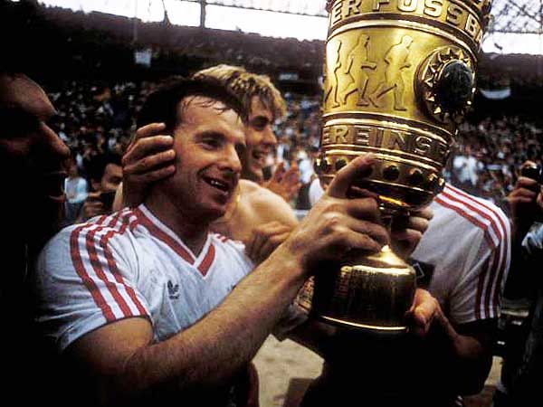Ebenfalls beim HSV fand Miroslav Okonski eine Heimat. Nachdem der Stürmer 1983 Torschützenkönig in Polen geworden war, wechselte er 1986 in die Bundesliga und erzielte in 62 Spielen für die Hamburger 15 Tore. Höhepunkt seiner Zeit beim HSV war der Gewinn des DFB-Pokals 1987.