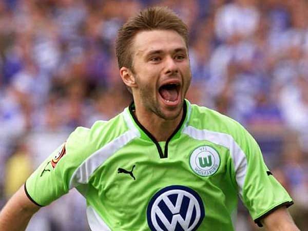 Krzysztof Nowak spielte vier Jahre für den VfL Wolfsburg. Seit dem Jahr 2000 litt der Mittelfeldspieler an der gefährlichen Nervenkrankheit ASL, an der er fünf Jahre später im Alter von nur 29 Jahren starb. In den letzten Lebensjahren besuchte Nowak im Rollstuhl weiter Spiele des VfL und widmete sich seiner Stiftung, die auch heute noch ALS-Patienten unterstützt. Die Wolfsburger Fans tragen seine Nummer zehn weiter im Herzen.