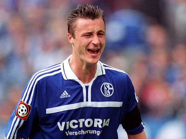 Als humorloser Verteidiger war Tomasz Hajto in der Bundesliga gefürchtet. Bis heute hält er den Rekord von 16 Gelben Karten in nur einer einzigen Saison. Mit Schalke 04 gewann er zwei Mal den DFB-Pokal. Für Polen trat er stolze 62 Mal an. Heute ist er Trainer beim polnischen Drittligisten GKS Tychy.