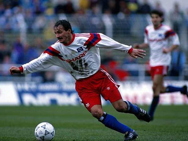 Von 1988 bis 1993 vertraute der Hamburger SV im Sturm auf die Künste von Jan Furtok. 51 Tore in 135 Spielen sind eine mehr als passable Bilanz. Weniger Glück hatte er bei der Frankfurter Eintracht, die er nach nur zwei Jahren verließ, um die Karriere im heimatlichen Kattowitz zu beenden.