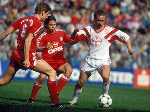 Andrzej Buncol zauberte Ende der Achtziger und Anfang der Neunziger Jahre im Leverkusener Mittelfeld. Mit Bayer gewann er 1988 den UEFA-Pokal. Mit Polen eroberte der Nationalspieler bei der WM 1982 in Spanien den dritten Rang. Dass Buncol später die deutsche Staatsbürgerschaft annahm, haben ihm viele frühere Landsleute übelgenommen.