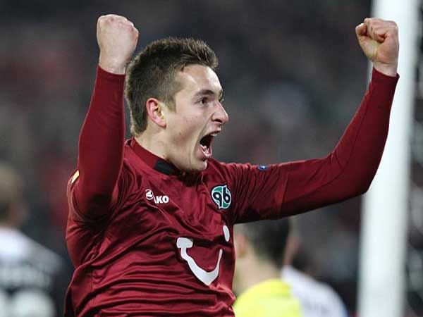 Vier Jahre spielt Artur Sobiech mittlerweile bei Hannover 96. Der Stürmer kam von Polonia Warschau zu den Niedersachsen.