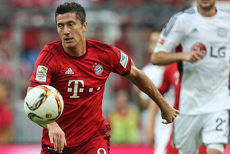 Robert Lewandowski ist Polens Superstar. Der Stürmer hat seine außergewöhnliche Karriere in Deutschland bei Borussia Dortmund begründet und geht inzwischen für den Rekordmeister Bayern München auf Torejagd. Robert Lewandowski ist Polens Superstar. Der Stürmer hat seine außergewöhnliche Karriere in Deutschland bei Borussia Dortmund begründet und geht inzwischen für den Rekordmeister Bayern München auf Torejagd.