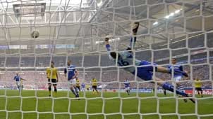 Bundesligist Schalke 04 will mit einer Unternehmensanleihe bis zu 50 Millionen Euro einnehmen. Bundesligist Schalke 04 will mit einer Unternehmensanleihe bis zu 50 Millionen Euro einnehmen.