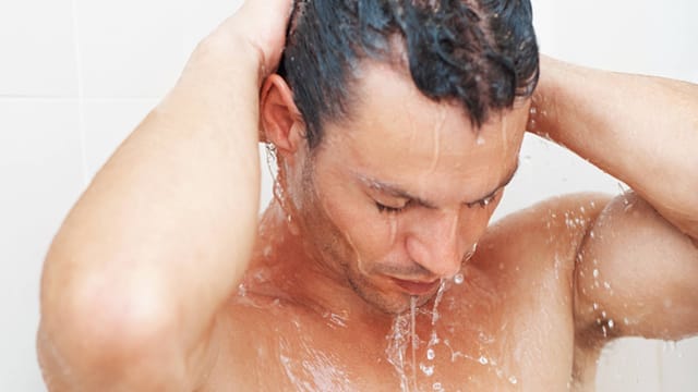 Haarpflege: Haare nicht zu heiß waschen und nicht zu viel Shampoo nehmen