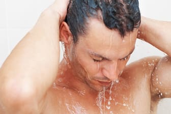 Haarpflege: Haare nicht zu heiß waschen und nicht zu viel Shampoo nehmen