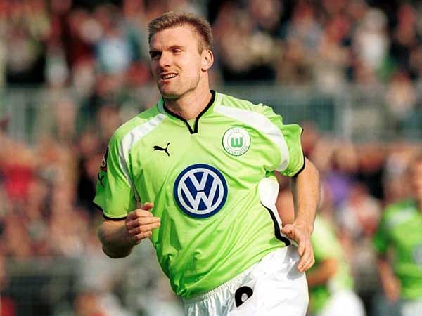 Schon mit 19 Jahren wurde Andrzej Juskowiak in Diensten von Lech Posen polnischer Torschützenkönig. Als bester Torjäger des Turniers von Olympia 1992 ergatterte er einen Vertrag bei Sporting Lissabon. 1996 landete der Stürmer schließlich in der Bundesliga, wo er für Borussia Mönchengladbach, den VfL Wolfsburg und Energie Cottbus auf Torejagd ging. Nach einem Intermezzo in New York spielte Juskowiak dann noch drei Jahre bei Erzgebirge Aue in der 2. Liga.