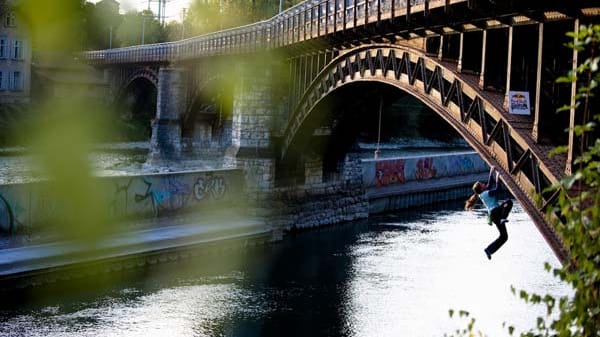 Buildering: Klettern an einer Brücke - Anna Stöhr.