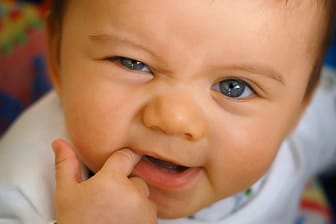 In der oralen Phase landet alles mögliche im Mund der Babys - nicht nur die Finger.