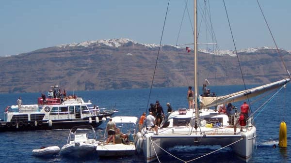 Die Crew um den Extremtaucher Herbert Nitsch bei den Vorbereitungen zum Rekordversuch vor der griechischen Insel Santorin.