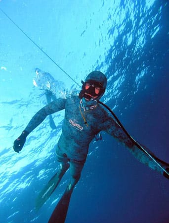 Beim Apnoetauchen benötigt man lediglich folgendes: Anzug, Nasenklammer, Schwimmbrille und - bei einigen Disziplinen - Schwimmflossen sowie Bleigewichte.