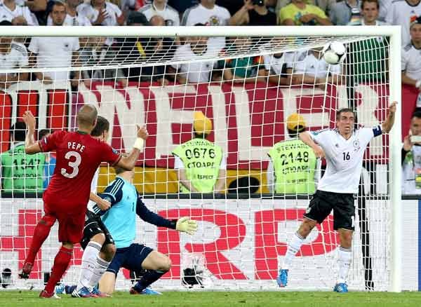 Kurz vor dem Halbzeitpfiff wird es richtig brenzlig für das deutsche Team. Pepe (li.) knallt den Ball an die Unterkante der Latte. Von dort geht er auf die Linie. Glück für Deutschland, Pech für Portugal.
