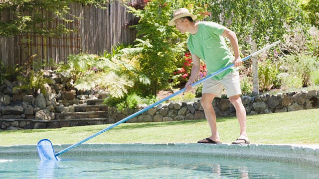 Ein Schwimmbecken im Garten ist ein kleiner Luxus, doch bedarf es auch regelmäßiger Pflege.