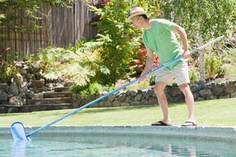 Ein Schwimmbecken im Garten ist ein kleiner Luxus, doch bedarf es auch regelmäßiger Pflege.