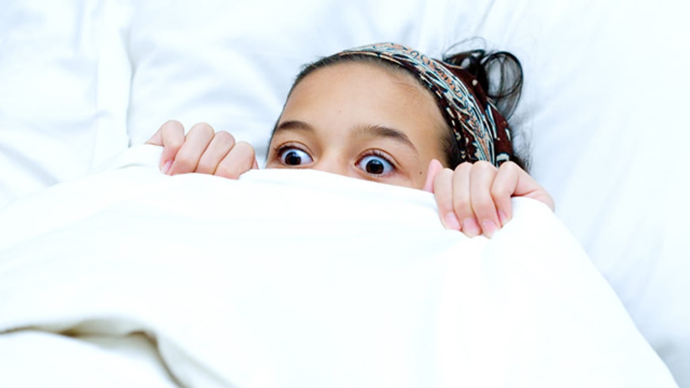 Beim Nachtschreck bleiben Kinder zwischen Tiefschlaf und Wachsein hängen.