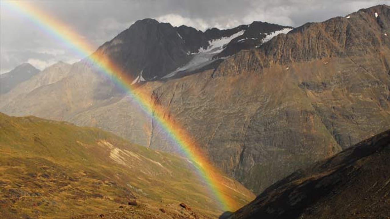 Regenbogen in den Ötztaler Alpen.