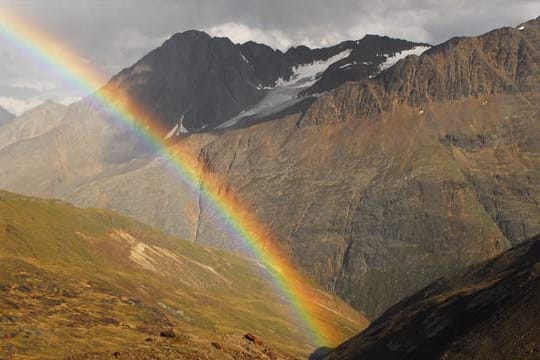 Regenbogen in den Ötztaler Alpen.