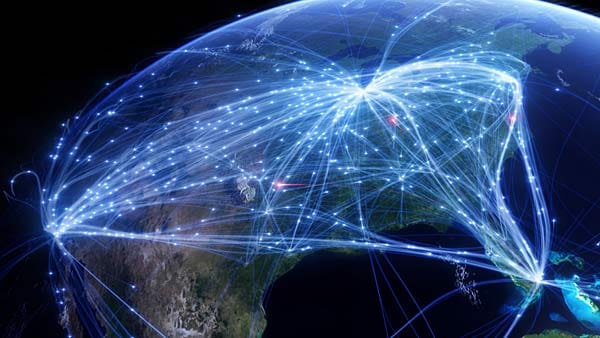 Eines der spektakulärsten Bilder der Serie hat einen traurigen Hintergrund: Es zeigt Flüge über den USA, bei denen mindestens ein Passagier im Frachtraum befördert wird. Es handelt sich dabei um den Rücktransport Verstorbener. Viele kommen aus dem US-Rentnerparadies Florida.