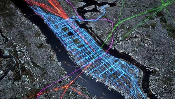 Wieder Manhattan: Diesmal ist die morgendliche Rushhour zu sehen. GPS-Tracker zeigen den Weg von Pendlerzügen (grün, violett und rot) und von Linienbussen (blau), die kreuz und quer durch die Stadt fahren.