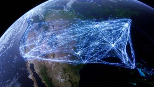 Der Himmel über den USA: Jeden Tag starten und landen 50.000 Flugzeuge mit insgesamt zwei Millionen Passagieren an Bord. Große Knotenpunkte wie Chicago O'Hare sind deutlich zu erkennen, fast jeder Winkel des Landes wird angeflogen.