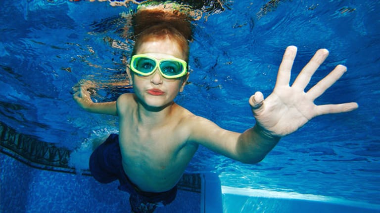 Auch auf Kinder, die schon schwimmen können, lauern Gefahren im Wasser.
