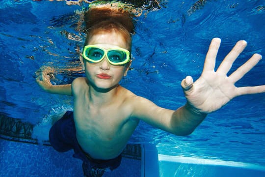 Auch auf Kinder, die schon schwimmen können, lauern Gefahren im Wasser.