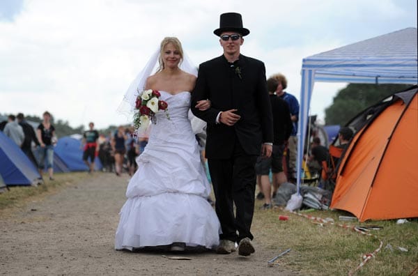 Jens und Janina Poltrock haben sich auf dem Hurricane Festival sogar das Jawort gegeben. Jens und Janina Poltrock haben sich auf dem Hurricane Festival sogar das Jawort gegeben.
