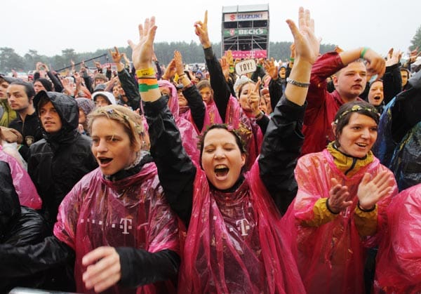 In schicken Regencapes trotzten die Fans dem Regen. In schicken Regencapes trotzten die Fans dem Regen.