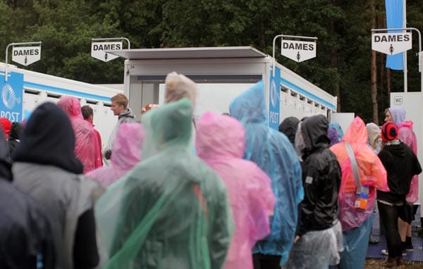 Auch Schlange stehen vor den Klos und Waschanlagen gehört bei solchen Events zum Rahmenprogramm. Auch Schlange stehen vor den Klos und Waschanlagen gehört bei solchen Events zum Rahmenprogramm.
