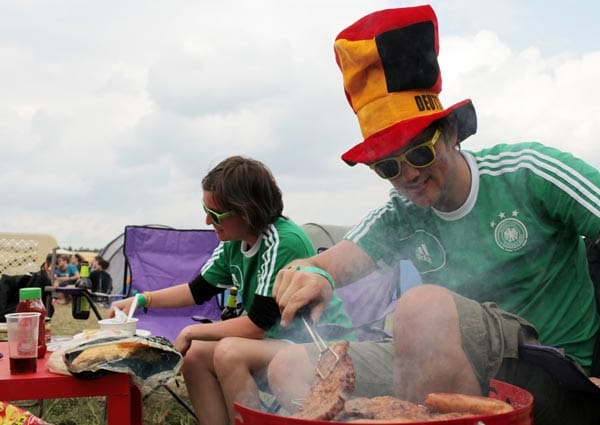 Natürlich war auch die Fußball-EM ein Thema auf dem Hurricane. Das Spiel Deutschland gegen Griechenland wurde per Public Viewing gezeigt. Diese Fans stärkten sich vor dem Spiel mit Gegrilltem. Natürlich war auch die Fußball-EM ein Thema auf dem Hurricane. Das Spiel Deutschland gegen Griechenland wurde per Public Viewing gezeigt. Diese Fans stärkten sich vor dem Spiel mit Gegrilltem.