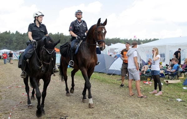 Berittene Polizisten sorgten für Ordnung auf dem Festival. Berittene Polizisten sorgten für Ordnung auf dem Festival.
