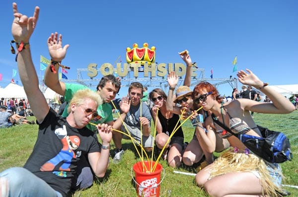Diese Fans tanken erst mal ausreichend Flüssigkeit. Diese Fans tanken erst mal ausreichend Flüssigkeit.