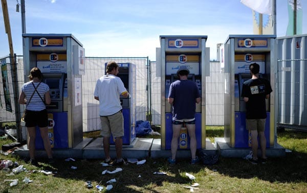 Kein Festival ohne Bares. Beim Southside versorgten mobile Geldautomaten die Besucher. Kein Festival ohne Bares. Beim Southside versorgten mobile Geldautomaten die Besucher.