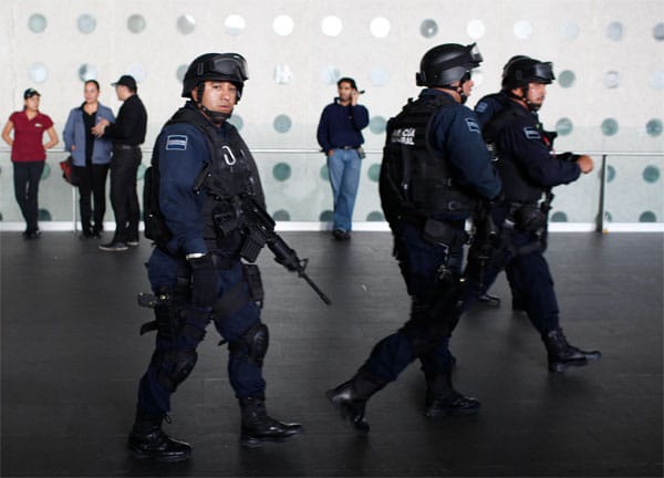 Lokale Medien berichten, die Angreifer hätten ebenfalls Polizeiuniformen getragen. Eine Augenzeugin hingegen erzählt dem Rundfunk, die Schützen seien in Zivil gekleidet gewesen. Lokale Medien berichten, die Angreifer hätten ebenfalls Polizeiuniformen getragen. Eine Augenzeugin hingegen erzählt dem Rundfunk, die Schützen seien in Zivil gekleidet gewesen.