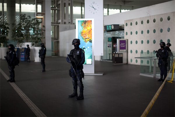 Der internationale Flughafen in Mexiko-Stadt wird häufig als Drehscheibe für den Drogenschmuggel genutzt. Auch Polizisten und Angestellte sollen daran beteiligt sein. Der internationale Flughafen in Mexiko-Stadt wird häufig als Drehscheibe für den Drogenschmuggel genutzt. Auch Polizisten und Angestellte sollen daran beteiligt sein.