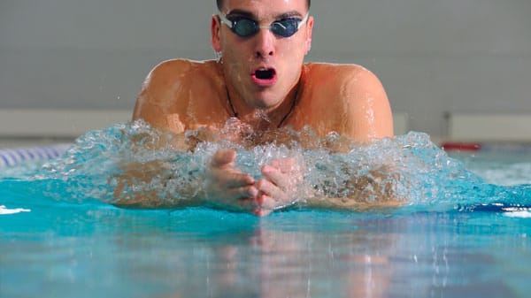 Die grundlegendste Schwimmtechnik: Brustschwimmen.