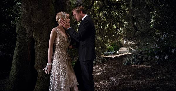 Es kommt zur sehr intimen Situation zwischen Gatsby und der hübschen Daisy - aber die blonde Schönheit ist mit Tom verheiratet.