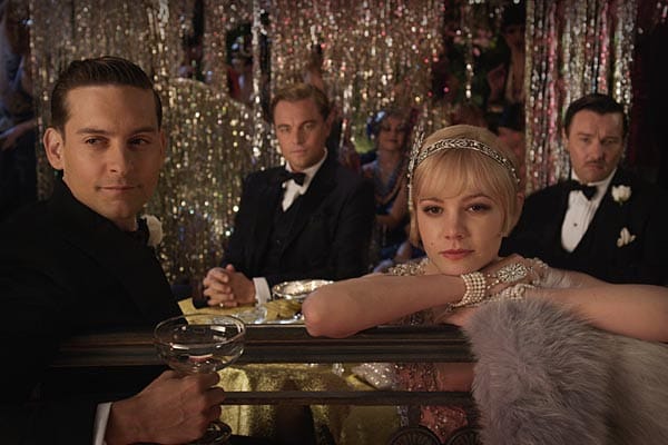 Der geheimnisvolle Millionär Gatsby steht zwischen dem Ehepaar: Daisy ist schon seit vielen Jahren seine große Liebe.