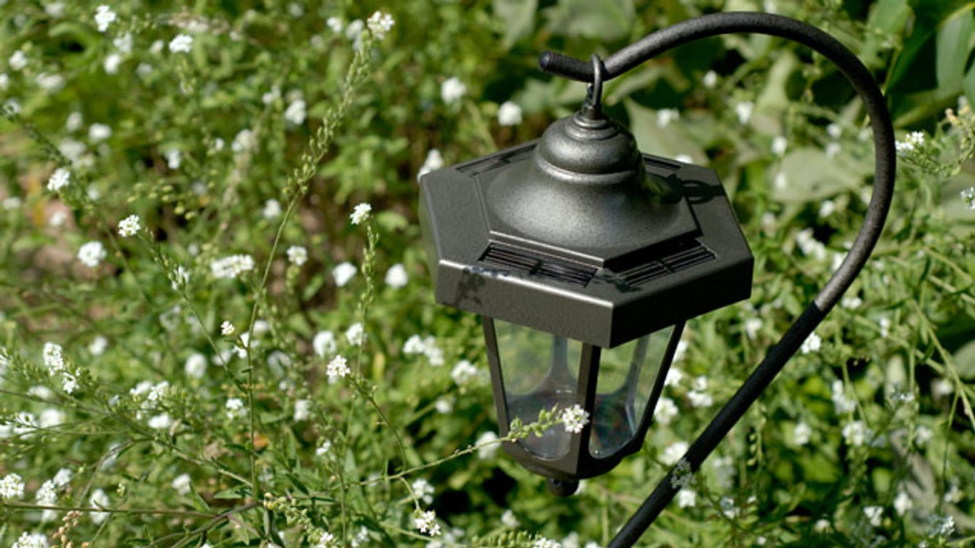 Solarleuchten für den Garten laden sich über den Tag auf und geben Ihr Licht automatisch ab, sobald es dunkel wird.