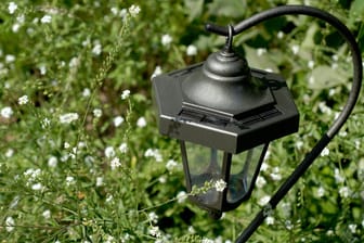 Solarleuchten für den Garten laden sich über den Tag auf und geben Ihr Licht automatisch ab, sobald es dunkel wird.