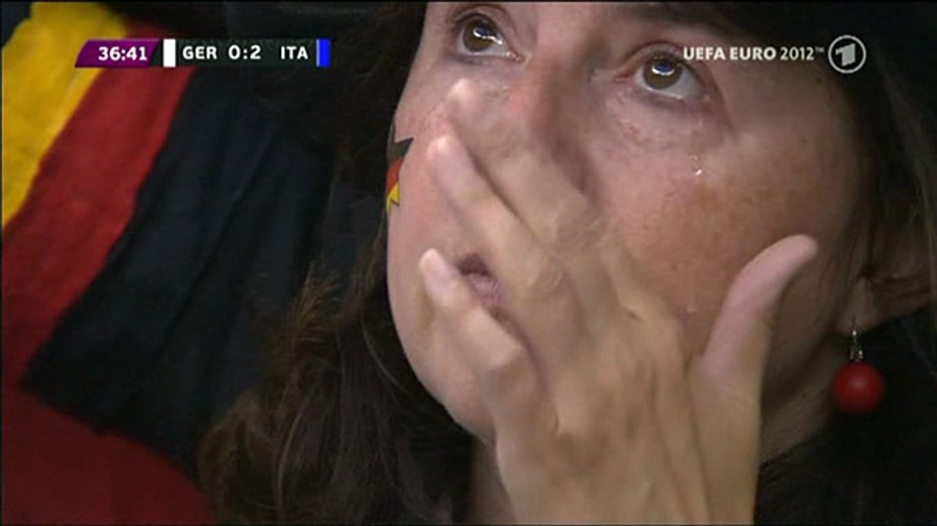 Das Bild der weinenden Frau wurde in die Übertragung geschnitten.