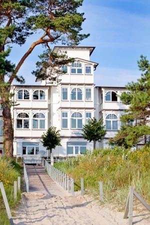 Direkt an der Strandpromenade von Binz auf Rügen empfängt das "Hotel Villa Belvedere" seine Gäste an der Ostsee.