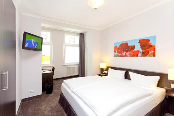 In den 22 Zimmern und Suiten des Hotels dominieren helle Farben, wie Weiß und Beige, die die Räume in ein warmes Licht tauchen.