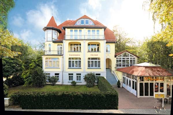 In der ersten Reihe zum Strand hin ist das "Hotel Strandresidenz Villa Verdi" im Ostseebad Kühlungsborn zu finden.