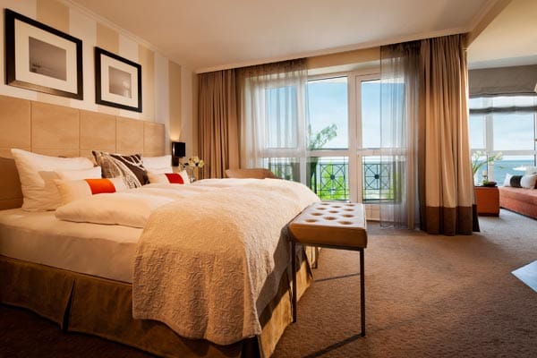Durch die helle Gestaltung der Zimmer, Suiten und Appartements des Vier-Sterne-Hauses entsteht in den Räumen eine warme Atmosphäre.