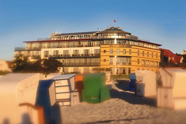 Das "Strand-Hotel Hübner" befindet sich direkt am Strand von Warnemünde.