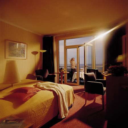 Das komfortable Vier-Sterne-Hotel verfügt über 95 Zimmer und Suiten, die in warmen Farben gestaltet und mit eleganten Holzmöbeln gemütlich ausgestattet sind.
