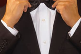 Der "Black-Tie"-Dresscode fordert vom Gast das Tragen von Smoking und Fliege.