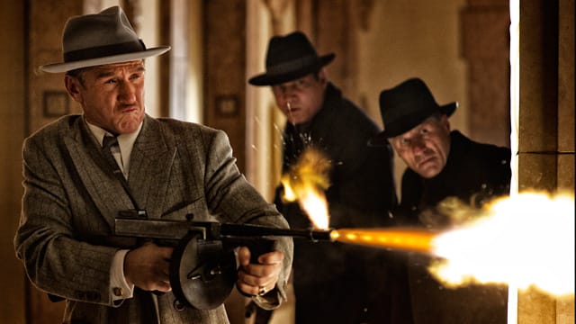 Gangster-Boss Mickey Cohen (Sean Penn, li.) legt gerne selbst Hand an.